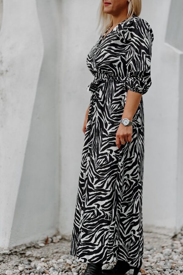Dolga obleka z zebrastim vzorcem