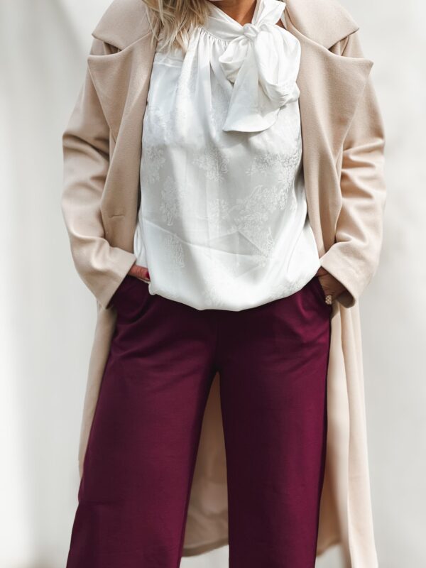 Elegantna bluza z pentljo