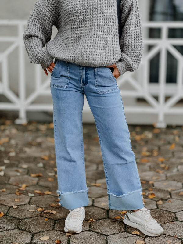 Svetlo modre jeans hlače s širokimi hlačnicami