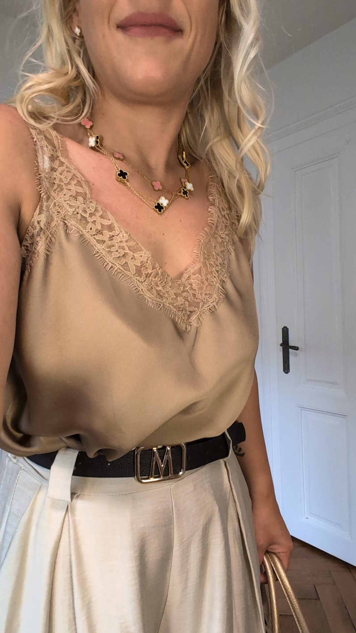 Satin Grace / svilnat top z nežno čipko