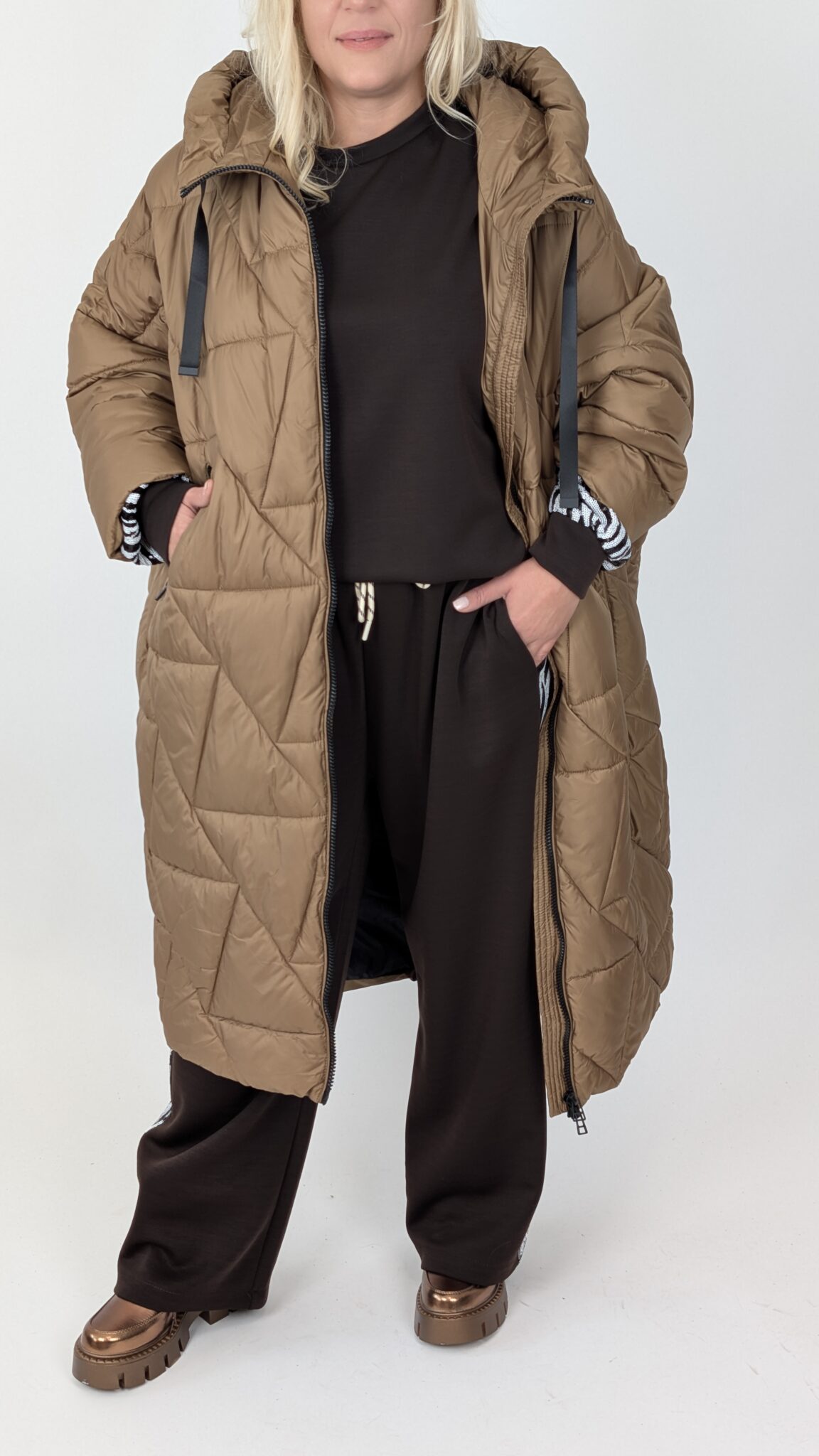 Oversized prešiti plašč s kapuco